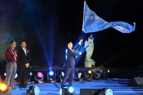 東莞塘廈三正半山溫泉酒店總經理盛小超接過承辦會旗